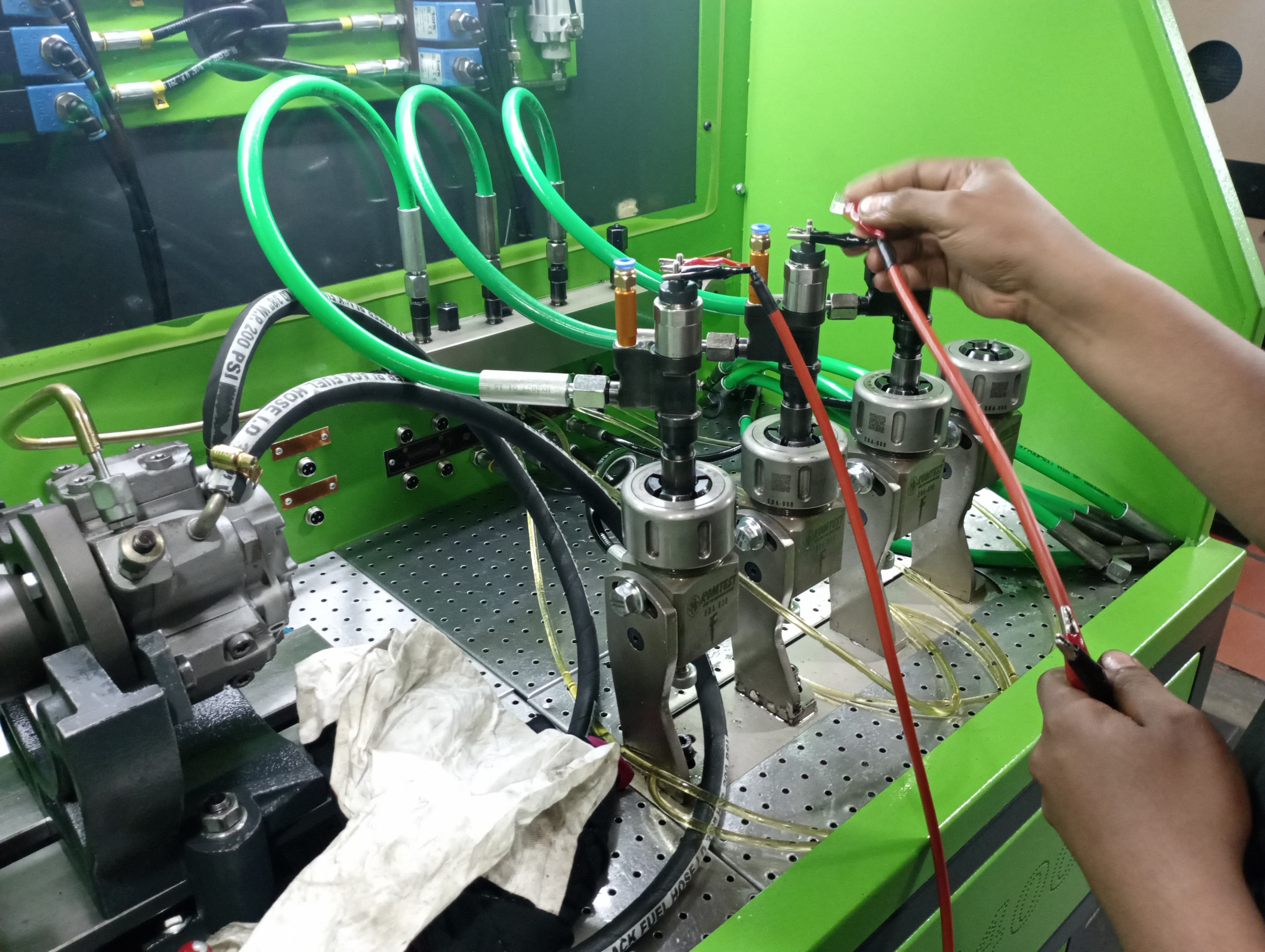 Banco de pruebas con inyectores Common Rail conectados